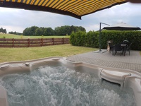 Terrasse mit Grill Möbeln und Pool